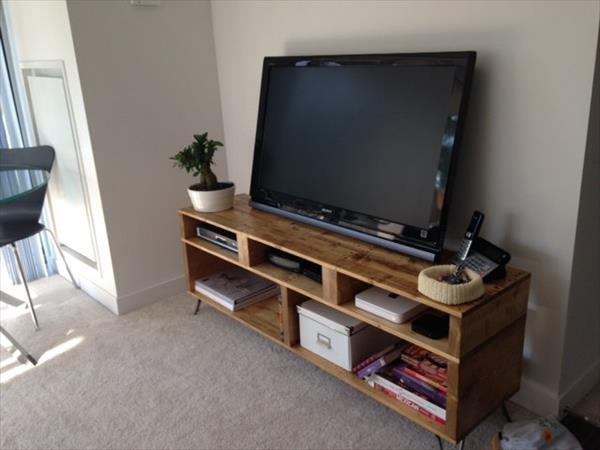 pallet wood tv stand with hairpin legs in living room