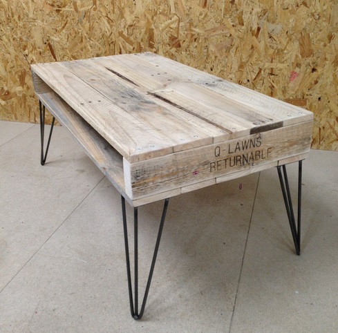 pallet table with three rod hairpin legs