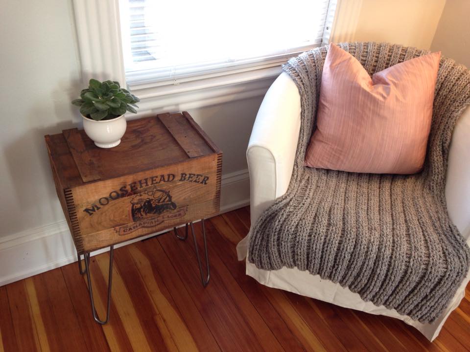 moosehead beer crate side table with hairpin legs